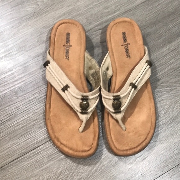 Minnetonka Natural Wheat & Medal Embellishments Flip Flop Sandals size 9 - Picture 1 of 9